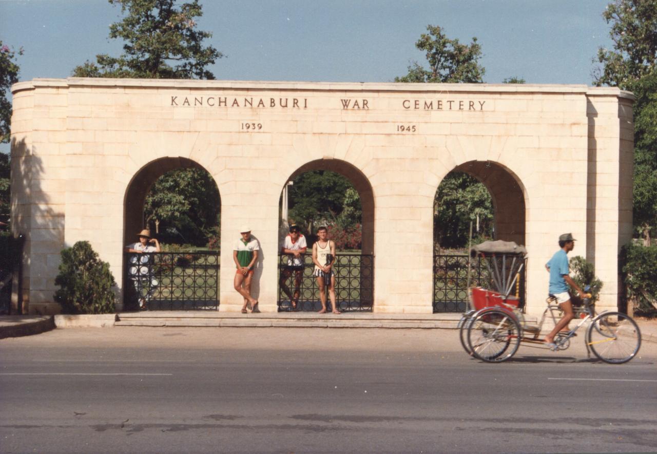 Bankaikow Hostel Kanchanaburi Exterior foto